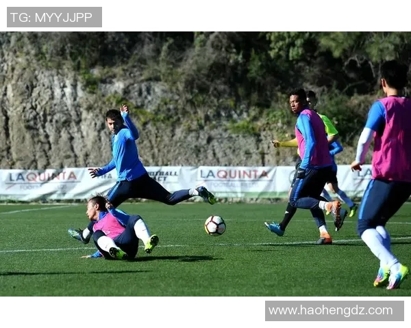 足球球星亲授技巧 打造未来足球新星的训练秘籍